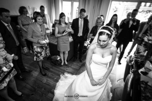 Foto van mooi moment op de bruiloft bewonder de bruid met trouwjurk van Woensel Fotografie vanWoenselFotografie.nl