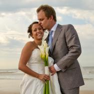 foto van kussend bruidspaar op het strand na de bruiloft castricum aan zee van Woensel Fotografie vanWoenselFotografie.nl